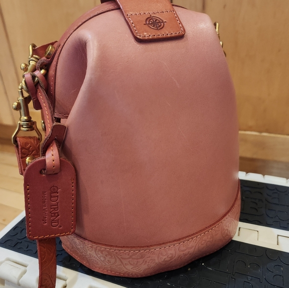 Old Trend Leather Handbag and Crossbody - Picture 4 of 5